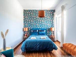 里斯本Akicity Ameixoeira Light的一间卧室配有蓝色的床罩和蓝色的床罩