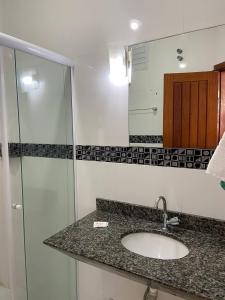 图巴朗Oscar Palace Hotel - SOB NOVA GESTÃO的一间带水槽和淋浴的浴室