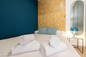马德里Estudio moderno y acogedor en Madrid Rio nº5的卧室配有白色床和毛巾