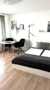 莱茵河畔凯尔LouVi的一间卧室配有一张大床和一张桌子