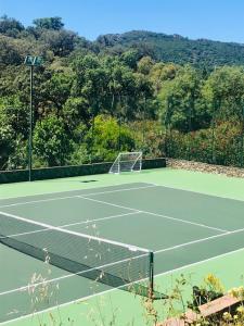 阿拉哈尔阿拉贾尔莫里诺里奥乡村民宿的网球场,上面有网