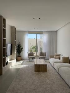 吉达2 Bedroom Apartment in Jeddah的客厅配有沙发和桌子
