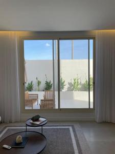 吉达2 Bedroom Apartment in Jeddah的客厅设有大型滑动玻璃门