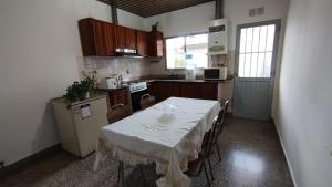 GualeguaychúLo de Silvia的厨房配有一张桌子,上面有白色的桌布