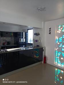 加拉加斯The Warren @Torreavila的厨房设有黑色柜台和窗户。
