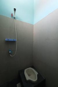 占碑市SPOT ON 93465 Archa Guest House Syariah的一间位于摊位的卫生间浴室