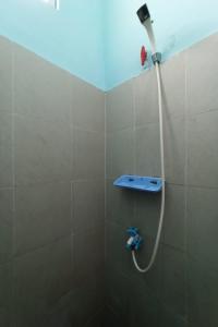 占碑市SPOT ON 93465 Archa Guest House Syariah的浴室内配有淋浴和头顶淋浴