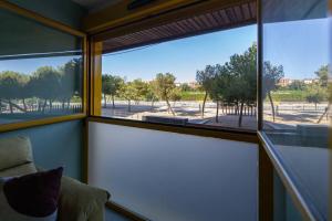 马德里Estudio moderno y acogedor en Madrid Rio nº7的客房设有大窗户,享有公园的景致。
