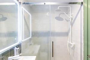 马德里Estudio moderno y acogedor en Madrid Rio nº7的带淋浴的浴室和玻璃门
