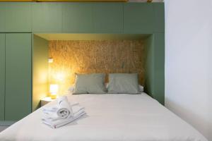 马德里Estudio moderno y acogedor en Madrid Rio nº7的一间卧室配有一张大床和毛巾