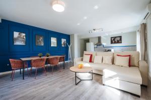 塞维利亚森特拉尔套房公寓的客厅配有沙发和桌子