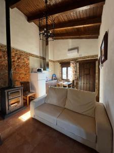 比利亚罗夫莱多Casa del Fraile的带沙发的客厅和厨房