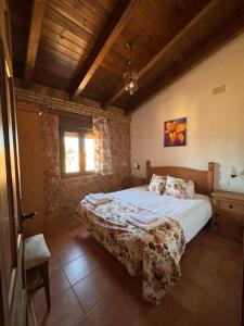 比利亚罗夫莱多Casa del Fraile的一间卧室,卧室内配有一张大床