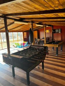 比利亚罗夫莱多Casa del Fraile的一间房间,里面设有几张乒乓球桌