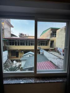 瑞诗凯诗Sonu Guesthouse & Hostel的从窗户可欣赏到建筑的景色