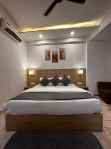 瑞诗凯诗Sonu Guesthouse & Hostel的一间卧室配有一张大床和两个枕头