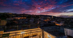 非斯Riad Fez Qamar的日落时从阳台上欣赏到城市美景