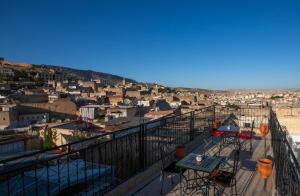 非斯Riad Fez Qamar的阳台享有城市美景。