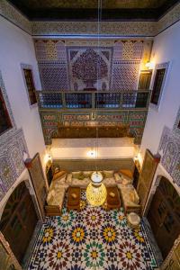 非斯Riad Fez Qamar的客房享有高空的景致,设有瓷砖天花板