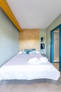 马德里Estudio moderno y acogedor en Madrid Rio nº 9的卧室配有一张蓝色色调的大型白色床。