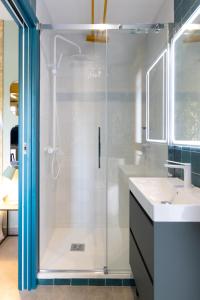 马德里Estudio moderno y acogedor en Madrid Rio nº 9的一间带玻璃淋浴和水槽的浴室