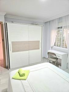 韦尔瓦Habitación Privada a 15 min de la Playa/Piso的白色的客房配有一张床和一张书桌