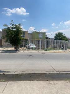 瓜达拉哈拉Casa duplex aeropuerto/arena VFG的房屋前有围栏的街道