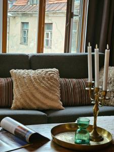 里加Silversmith's Residence in Old Riga的一张桌子,上面有蜡烛,沙发上
