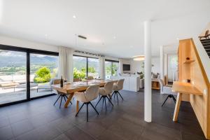 卢加诺Villa Girandola with private, heated pool的用餐室以及带桌椅的起居室。