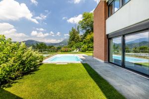 卢加诺Villa Girandola with private, heated pool的一座房子后院的游泳池