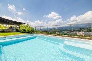 卢加诺Villa Girandola with private, heated pool的屋顶上的游泳池