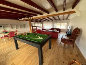 奥尔泽姆Villa avec piscine intérieure的客厅配有台球桌