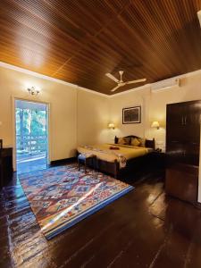 KāhārpāraBougainvillea Retreat & Spa的一间卧室设有一张床和天花板