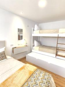 昆卡Casa Isabel的卧室配有两张双层床和地毯。
