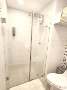 昆卡Casa Isabel的带淋浴和卫生间的浴室