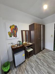查汶苏梅岛绿色酒店的客房设有带水槽和柜台的厨房