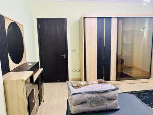 开罗Modern Comfy Flat的更衣室配有搁脚凳和镜子