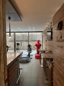 朱尼耶Karl s Single Room with Gym and Bar的站在房间中间的人的餐馆