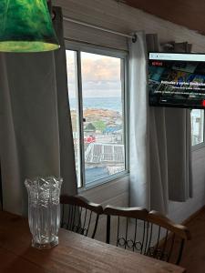 德尔迪阿布罗角NewViejoBlanco的一张带窗户的餐桌和一台电视