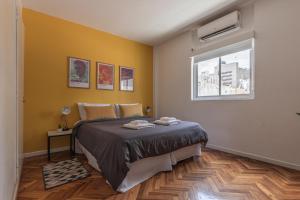 布宜诺斯艾利斯Fliphaus Esmeralda 900 - 2 Bd Calle Florida的一间卧室设有一张床和一个窗口