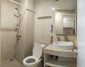 巴厘巴板Pentapolis Apartment的一间带卫生间和水槽的浴室