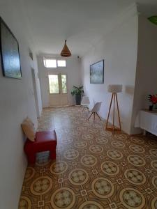 土巴迪亚劳La Villa d'O的一间客厅,地板上铺有地毯