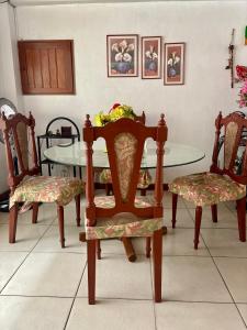 伊基托斯Hospedaje Casa Amazónica Iquitos的一间带桌子、两把椅子和一张桌子的用餐室