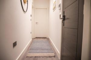 利兹Kirkgate Suites - Majestic City Centre Apartment的走廊上设有门和地毯