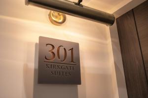 利兹Kirkgate Suites - Majestic City Centre Apartment的灯火通明的房间墙上的标志