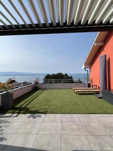 埃维昂莱班IMMODREAMS - L'Attik with lake views and 80m2 terrace的房屋一侧带长凳的庭院