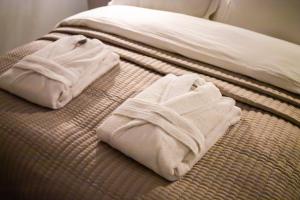 利兹Kirkgate Suites - Majestic City Centre Apartment的一张带两个白色毛巾的床
