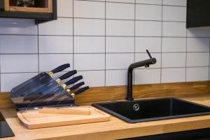 利兹Kirkgate Suites - Signature Suite的厨房柜台设有水槽和切板
