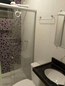 贝伦Apartamento novo e confortável的带淋浴、卫生间和盥洗盆的浴室