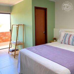 BarraPousada dos Cânticos的一间卧室设有一张床、梯子和窗户